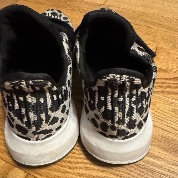 Addidias running sneaker in leopard print
size 8 1/2 - Picture 5 of 6